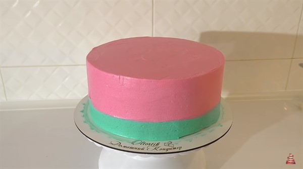 Покрываем торт кремом розового и бирюзового цвета